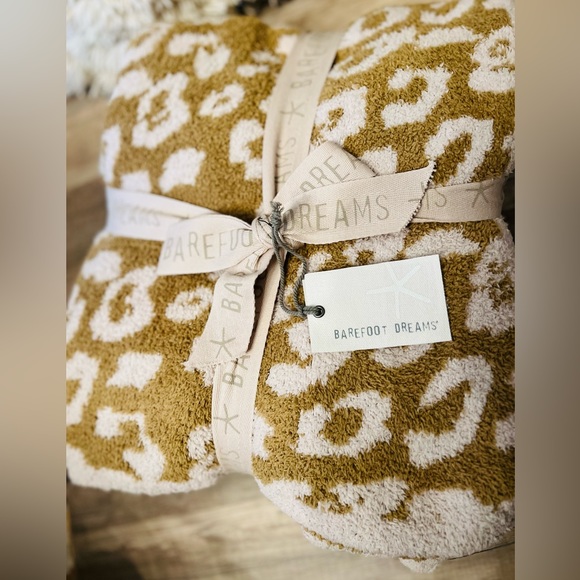 Barefoot Dreams Other - Barefoot Dreams Cozy Chic Cheetah Cam NWT